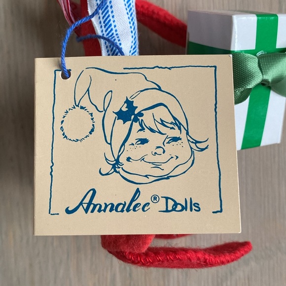 Annallee Dolls - Red Elf with Package No. 7356 - Picture 4 of 7